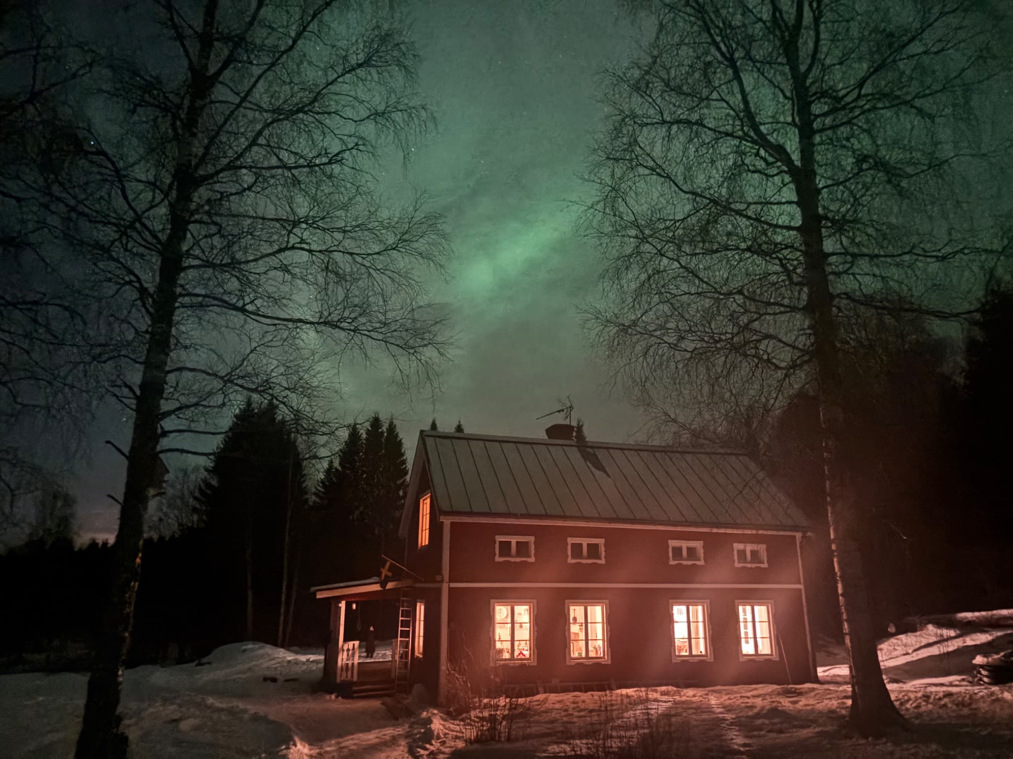 Das rote Haus unter Nordlichtern