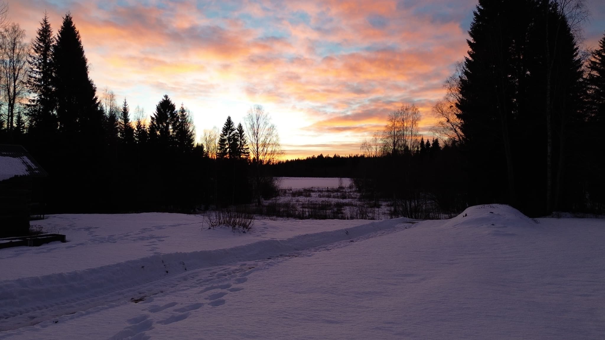 Winterlandschaft im warmen Licht des Sonnenuntergangs